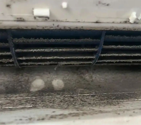 融安空调吹的风有股烧焦味是怎么回事